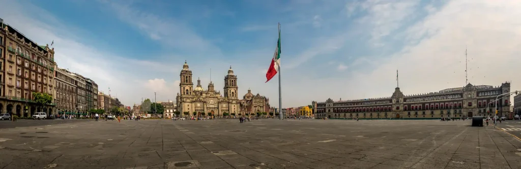 Hora en Monterrey México, una bandera de México y la torre del reloj central que dicen Hora en México