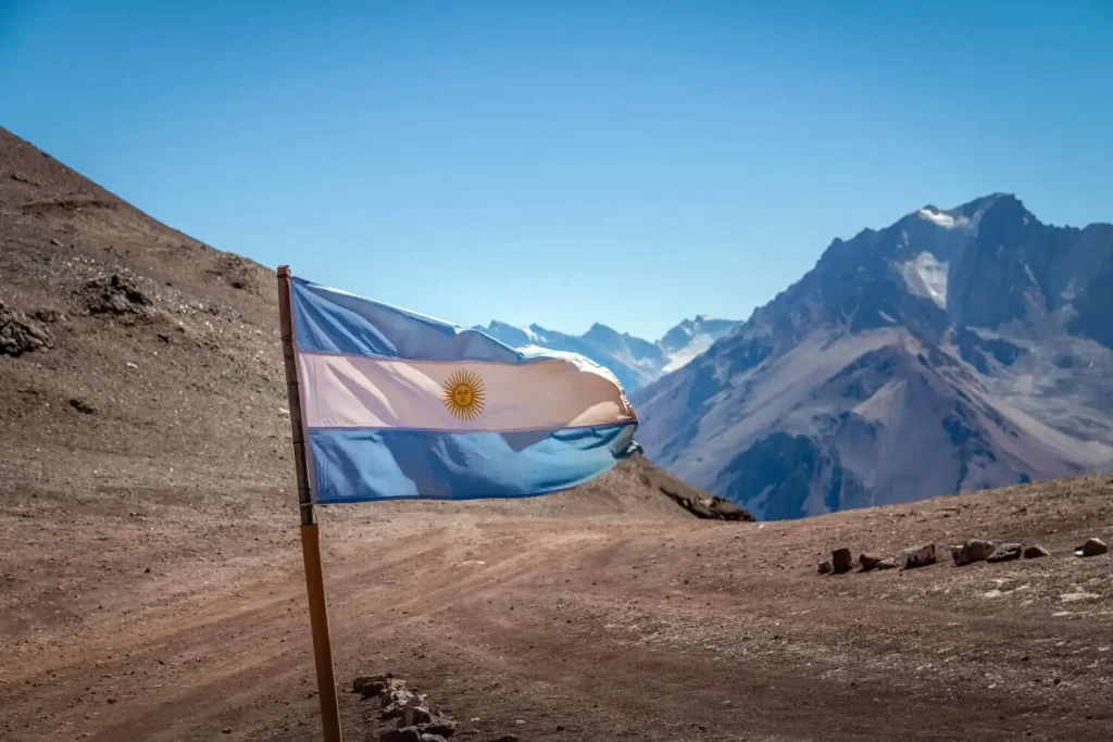 Una imagen que representa la bandera de Argentina con la montaña Cerro Tolosa en Cordi, capturada en un momento específico Hora en Argentina.