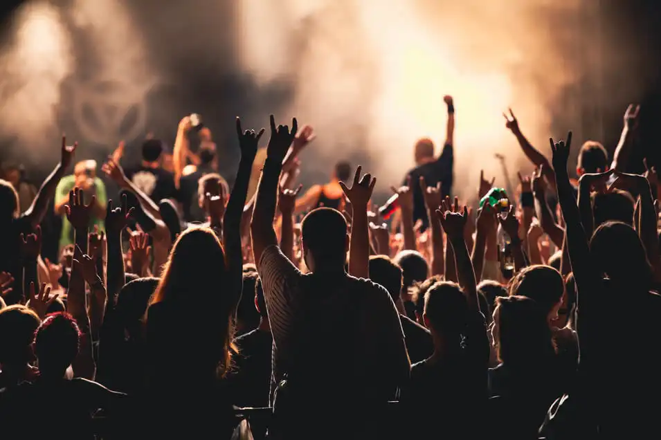 La gente disfruta del hora Peruana . el concierto y la música del Perú con imagen de fondo de personas.