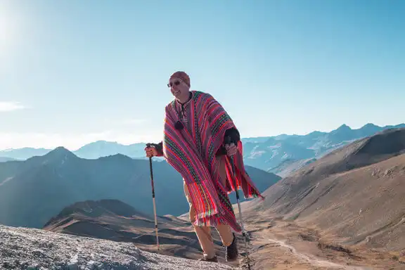 En el momento actual en Perú, la persona disfruta del senderismo en Perú.